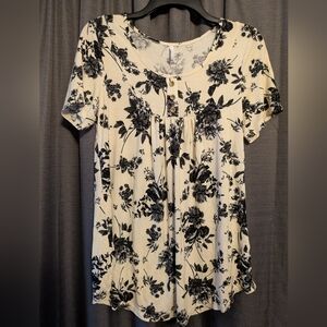 NWOT Women's Oversize White and Black Floral Short Sleeve Top Sz. L
